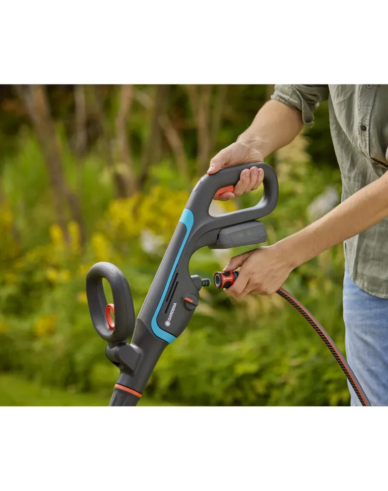 GARDENA Spazzola multiuso a batteria AquaBrush Patio 03/18V P4A